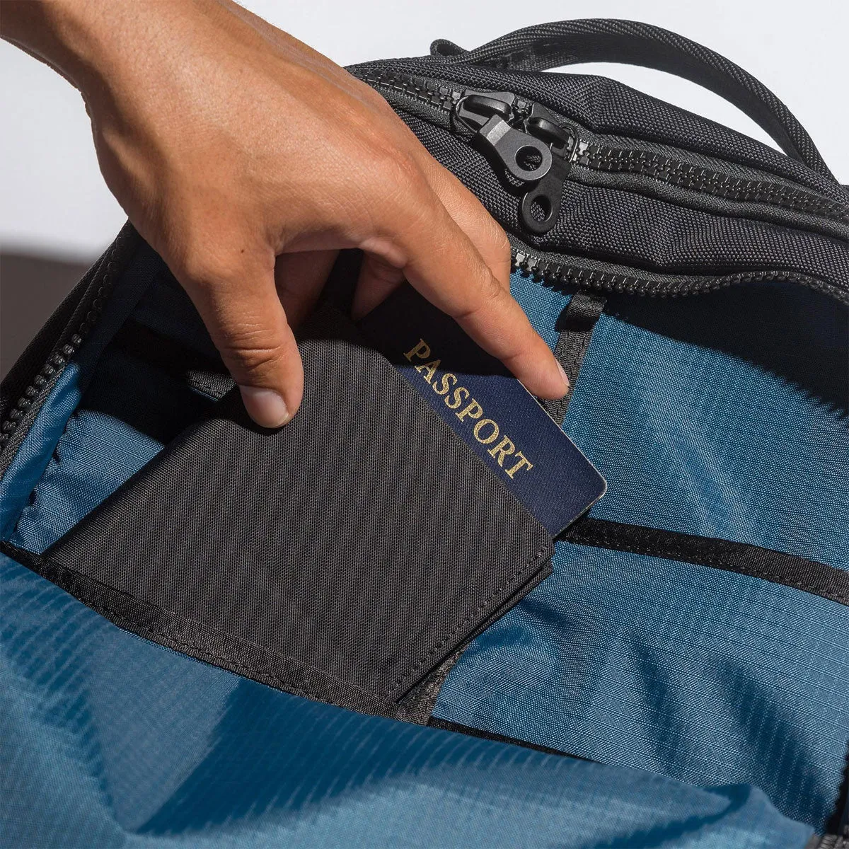 [PO] Pioneer Carry : Passport Wallet : Onyx 10XD™